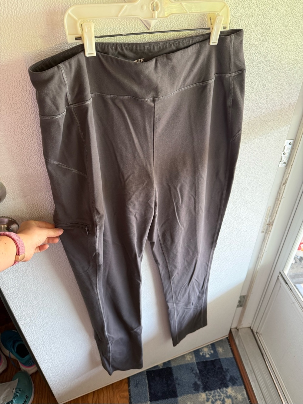 Duluth Trading Co Women’s Grey Performance Leggings Zip Pocket size Lx33